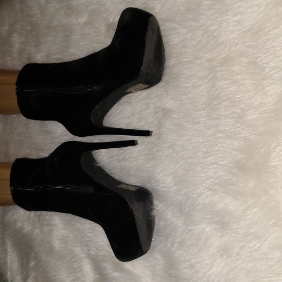 Scene Size 9 Black Velvet Calf High Boots With Jeweled Design - Picture 3 of 10